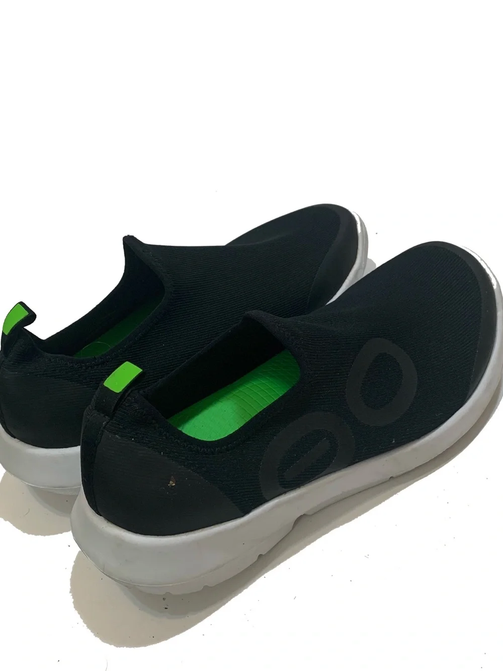 OOFOS Men's Slip-On Sneakers in Black with Green Interior